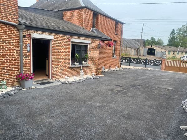 La maison de Adeline et en pleine campagne pas loins de marly gaumont où il y a le chanteur Kalina de belle balade à faire très agréable. Une très grande maison fermette avec cours pour rentrer la voiture…