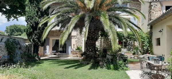La maison de Nathalie, un jardin clos avec piscine dans un village provençal !