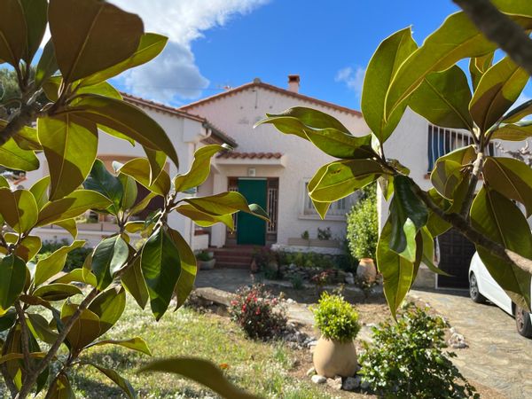 Villa Catalane typique(120m2), avec très grand jardin(1600m2), située à 22km de la mer Méditerranée