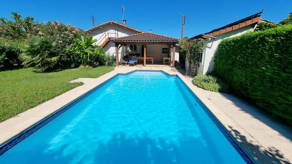 Petite maison de vacances sans vis à vis avec terrasse couverte, piscine et jardin fleuri