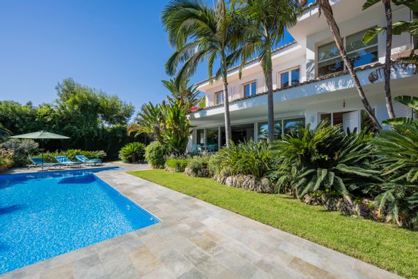 Maison moderne et confortable avec jardin paradisiaque et piscine