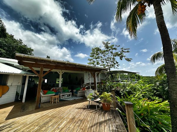 Maison Créole vue mer au cœur de la végétation en Guadeloupe