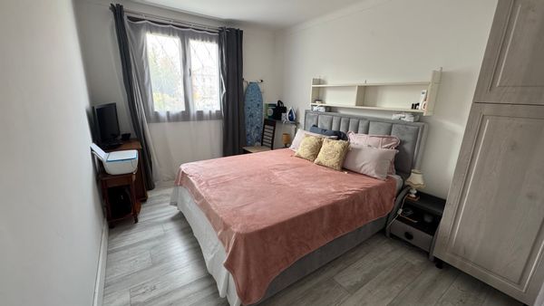 Notre logement se situe dans une belle résidence privé très calme à proximité de tout commerce.