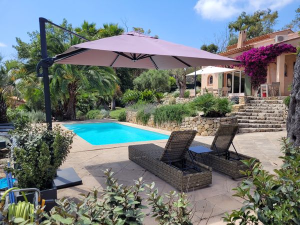 Villa familiale avec piscine dans un incroyable jardin méditerranéen, à 5 min des plages d'Antibes