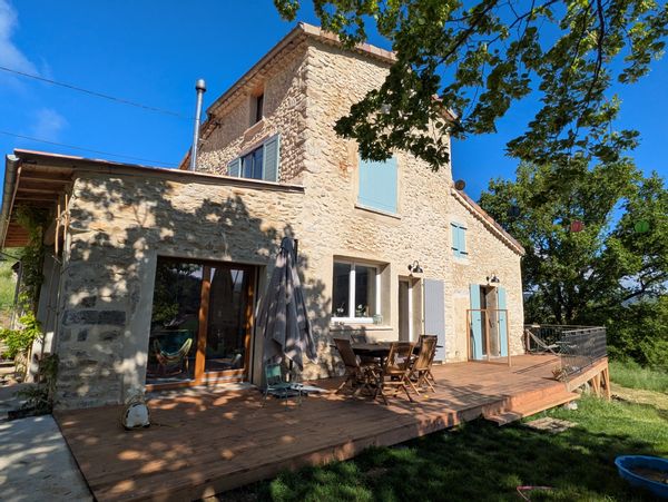 Ancienne ferme rénovée au calme avec une belle vue à 1 km du village