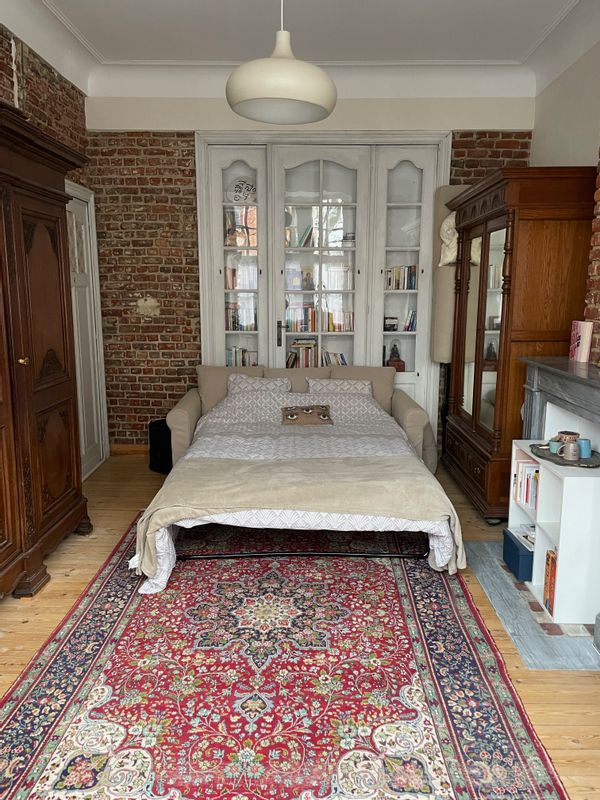 Guest room in a typical Brussels house, great for dancers and cat lovers