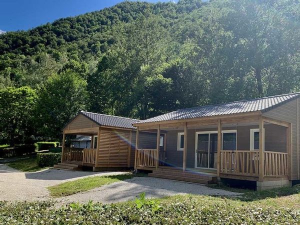 Chalet neuf dans un camping** au cœur du Parc Naturel des Pyrénées Ariégeoises