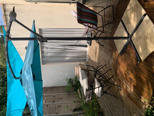 Studio cosy  avec petit jardin au Nord et patio ombragé et équipé pour vos repas.