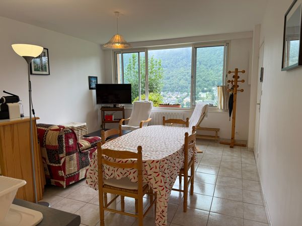 Cauterets Appartement 5 personnes lumineux et calme, 2 chambres, avec vue, jardin et parking