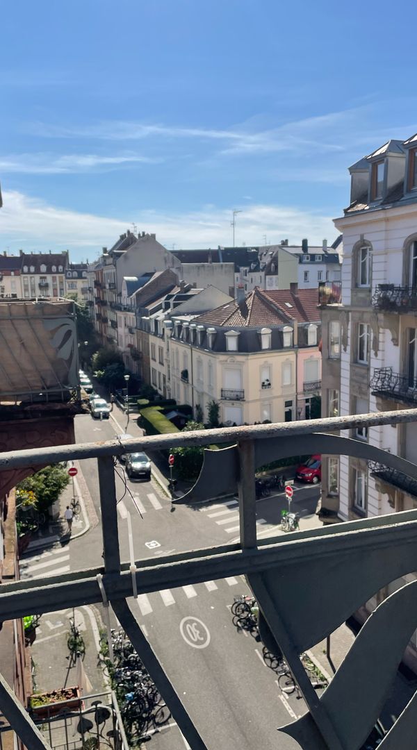 Chambre avec balcon dans appartement familial