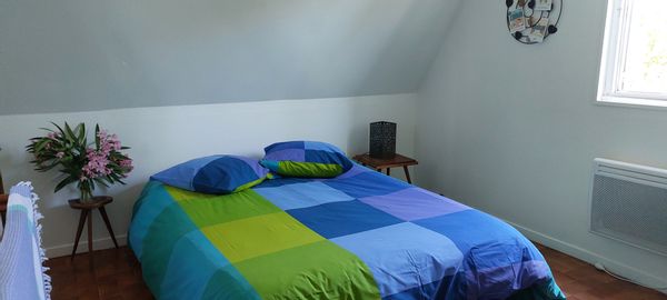 Chambre privée, dans un grand jardin arboré plein d'oiseaux.