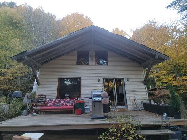 Chalet-refuge Pura-Vida au bord d’un petit lac.