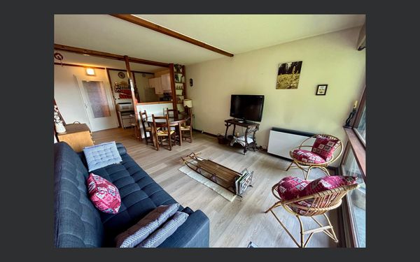 Un grand appartement calme avec deux chambres, une cuisine et un séjour donnant sur un grand balcon