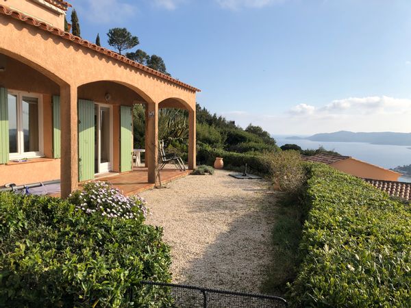 Appartement avec jolie vue mer en rez de jardin sur les hauteurs de Saint-Clair / Le Lavandou