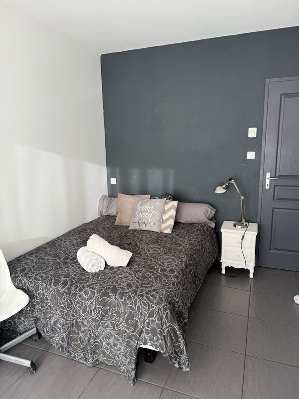 Une chambre avec salle de bain et wc privé.Accès libre jardin, terrasse, piscine et jacuzzi chauffé.