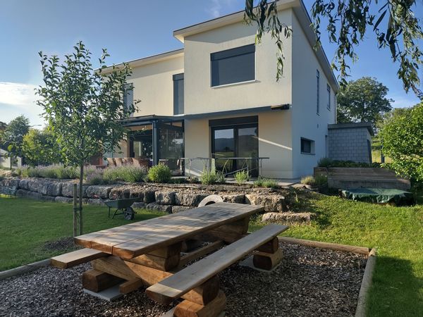 Maison moderne avec grand jardin