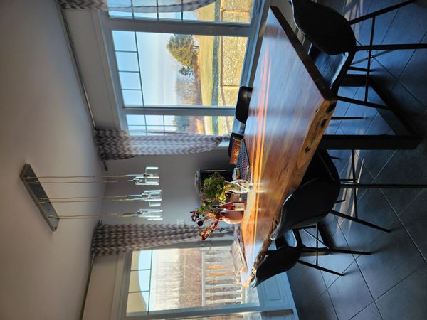 La maison jaune devant le fleuve