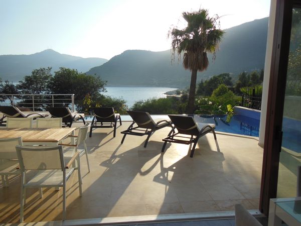 Très belle et grande villa de 4 chambres en bord de mer avec une vue imprenable sur les îles