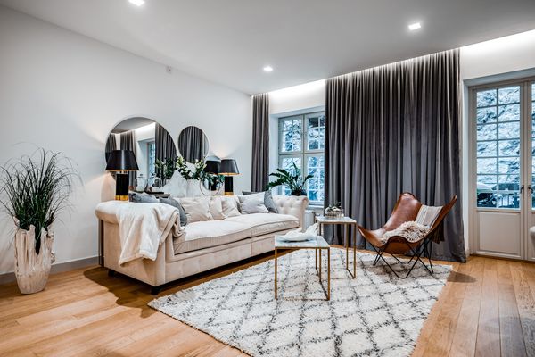 Appartement moderne de trois pièces avec plan ouvert et deux balcons sur le quai à Kvarnholmen
