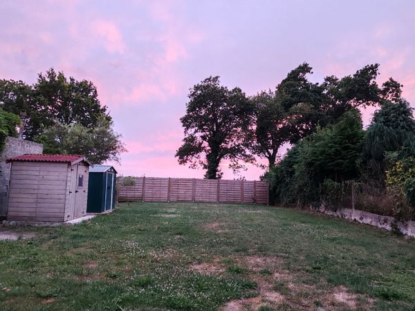 Une maison de campagne flirtant avec la mer abritant trois nana vagabondes