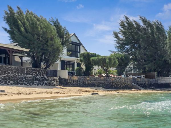 Maison Benedicte situé au bord de la mer avec sa plage privée. Orienté avec le lève du soleil