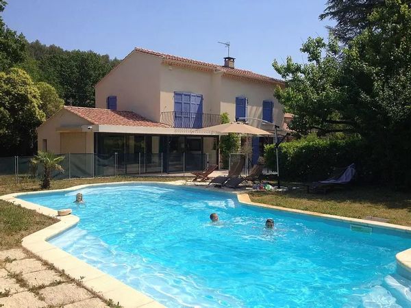 Maison 170 m2, 7/8 couchages. Proche Aix en Provence, piscine, grand terrain arboré