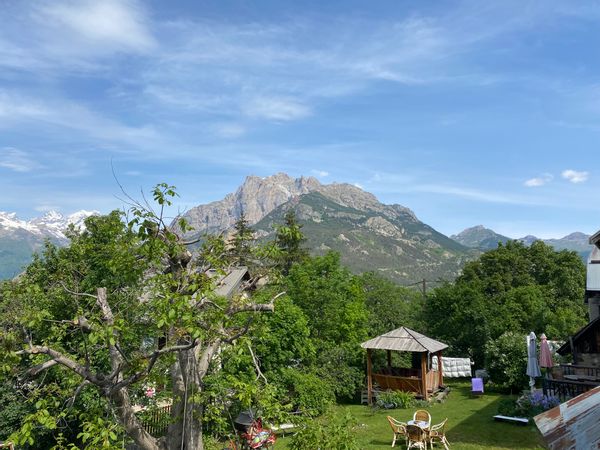 Maison individuelle dans un village typique de montagne avec vue imprenable sur les Écrins