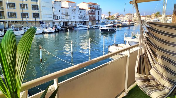 Superbe appartement les pieds l'eau vue sur canaux à 150m de la plage