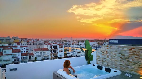 Superbe toit terrasse privatif avec jacuzzi et vue à 360° sur Mer et Montagne