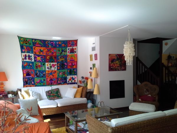 Maison British à l'extérieure et latina à l'intérieur