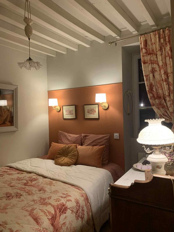 Une chambre d'une maison individuelle à proximité de monuments connus mondialement.