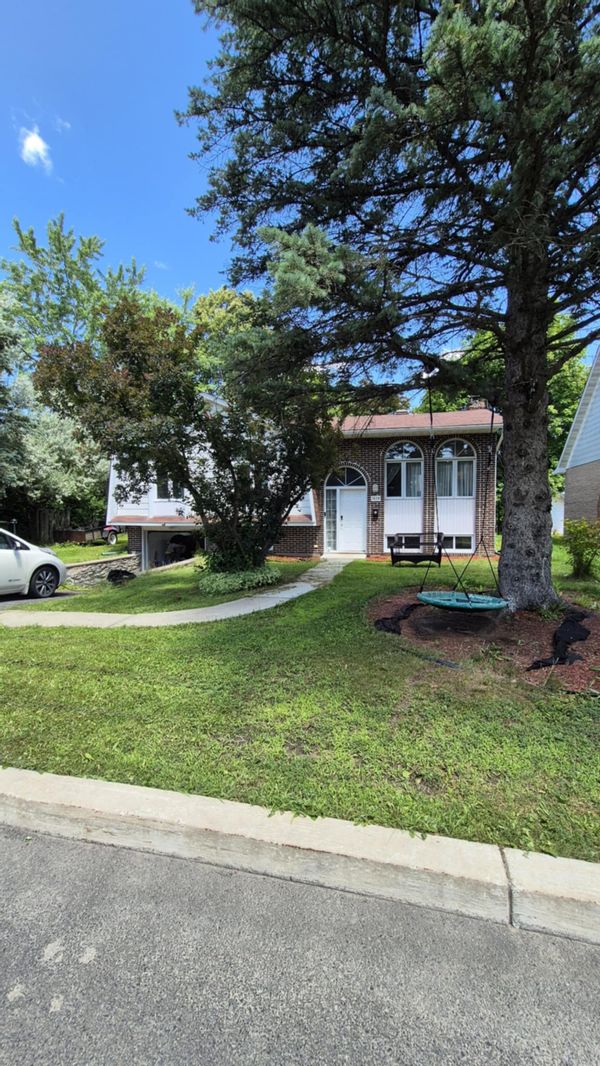 Maison traditionnelle 6 pers. – grand jardin arboré, voiture électrique & 20 min de Montréal