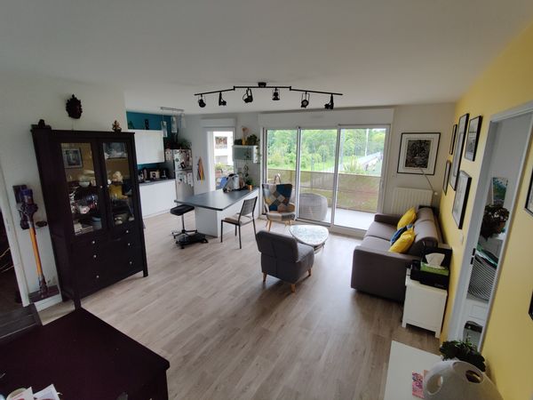 Appartement recent et lumineux (plein sud et vue dégagée. Balcon généreux.