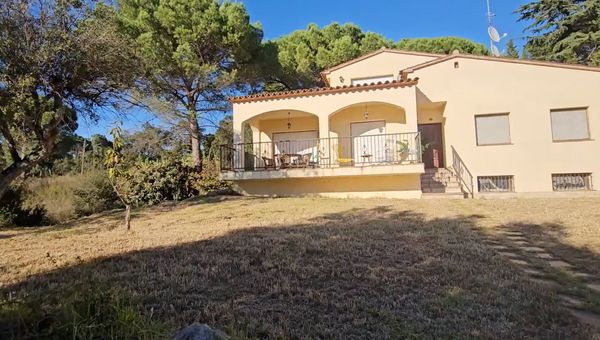 Belle maison familiale à 5min du centre. Grand jardin, terrasse vue montagne et bel espace nuit.