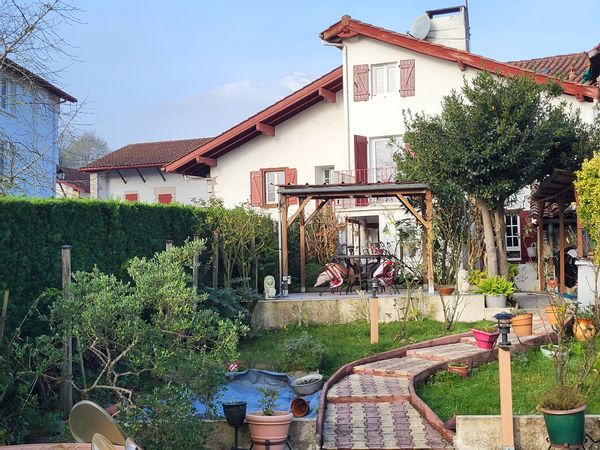 maison de village au cœur du pays basque en pierre et poutre apparente