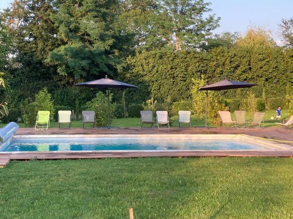 Grande Maison avec piscine, 6 chambres, confortable, calme et lumineuse. Jardin arboré de 5000m2.