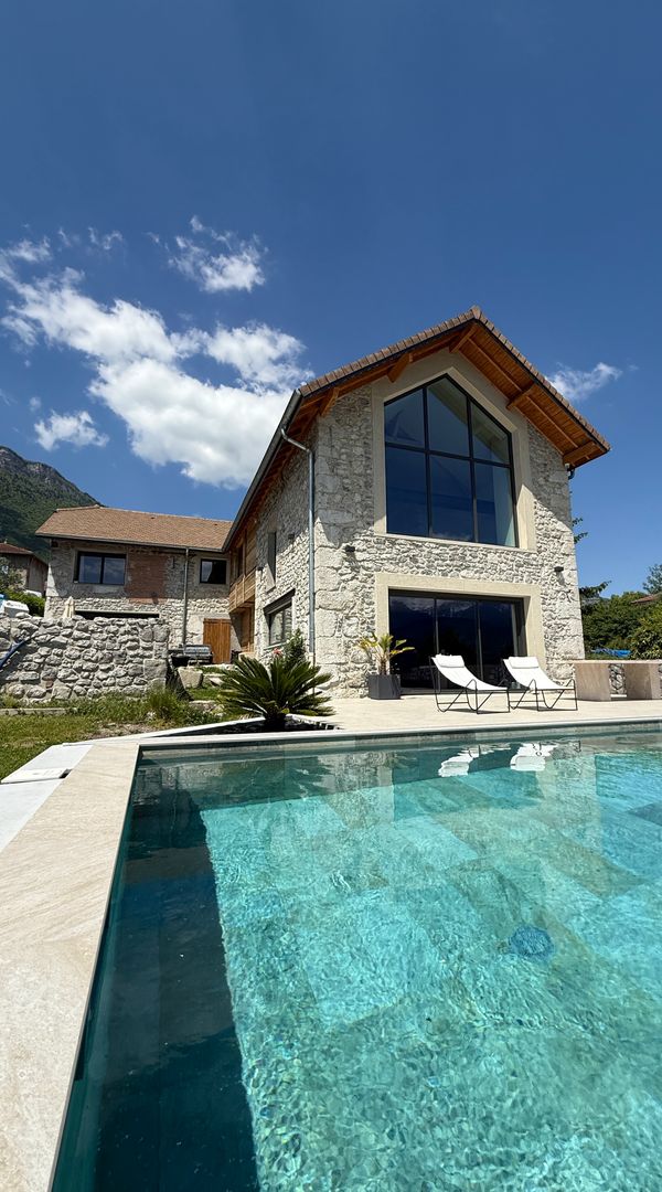 Belle maison en pierres rénovée. Au cœur des montagnes