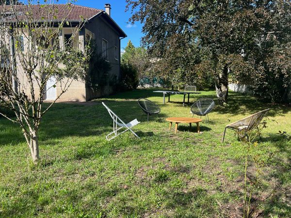 Grande maison avec jardin: idéal pour se détendre et proche des commerces et de la ville de Lyon