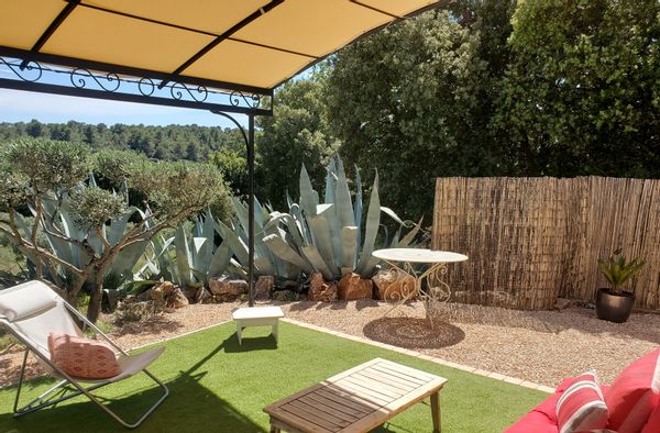 Jolie maison indépendante,rénovée,terrasse couverte plein sud. Haut Var, Parc du Verdon.Tranquilité.
