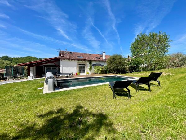 Ferme basque XIX siècle réhabilitée, avec piscine sur Ascain, entre océan et  montagne