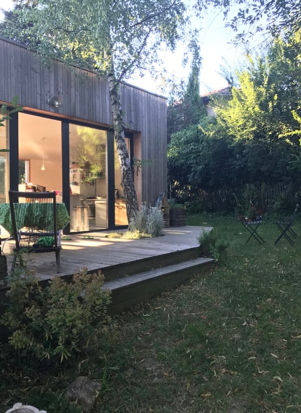 Maison en bois baignée de lumière, calme et charmante