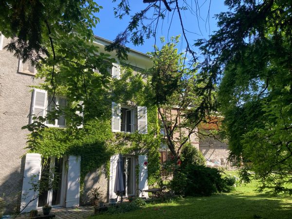 Maison de charme entre montagne et ville, avec piscine