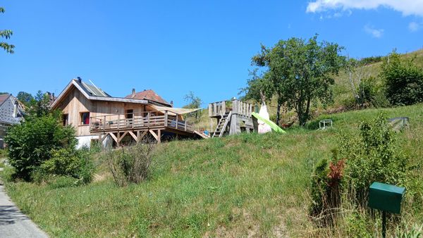 Grange rénovée, dans un hameau avec vue sur les montagnes et un bassin pour se rafraîchir.