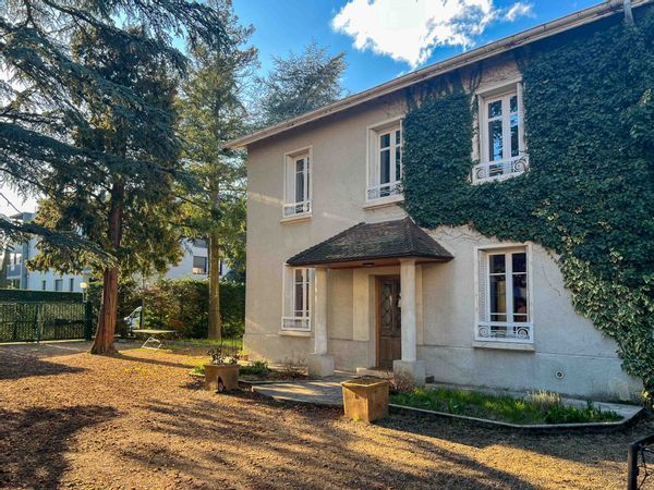Maison de famille avec jardin à 20 min en bus de la Place Bellecour et du Vieux Lyon.