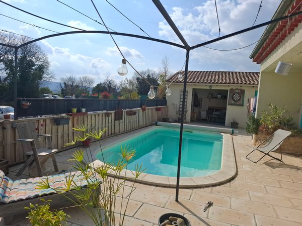 La maison d'Emeric et Marie est nichée au cœur d'un village de Provence, au pied du Luberon.