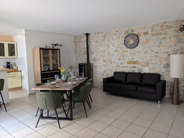 Jolie maison de village en pierre avec garage