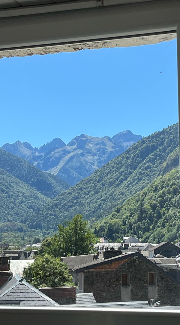 Appartement très lumineux avec vue sur les Pyrénées