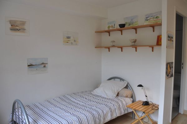La chambre privée de Marie-Cécile et complètement indépendant au rdc de notre maison avec vu jardin