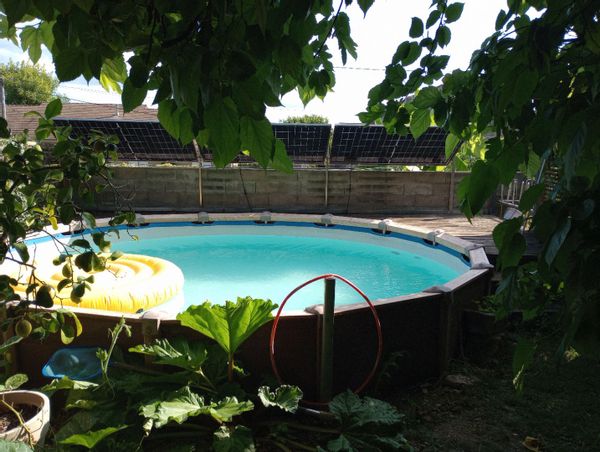 Maison en pierre avec piscine et jardin arboré .