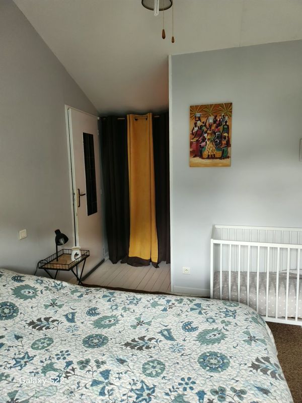 La chambre  Afrique, ,très claire,avec  une salle douche ,rangement et penderie. minimum 2 nuits